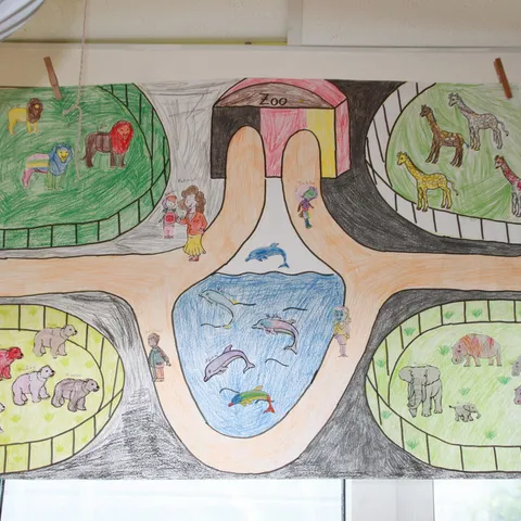 Selbst gemaltes Wandbild mit Wegen, Tieren und Landschaften.