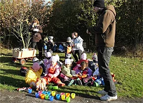 Kinder gehen bei einem Ausflug durch einen Wald.