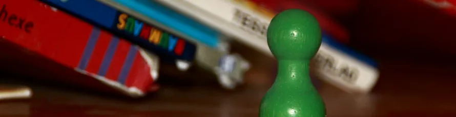 Detail aus dem Kinderladen: bunte Malutensilien auf einem Tisch.